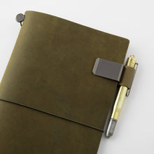 Load image into Gallery viewer, TRAVELER’S notebook Pen Holder &lt;M&gt; Olive
